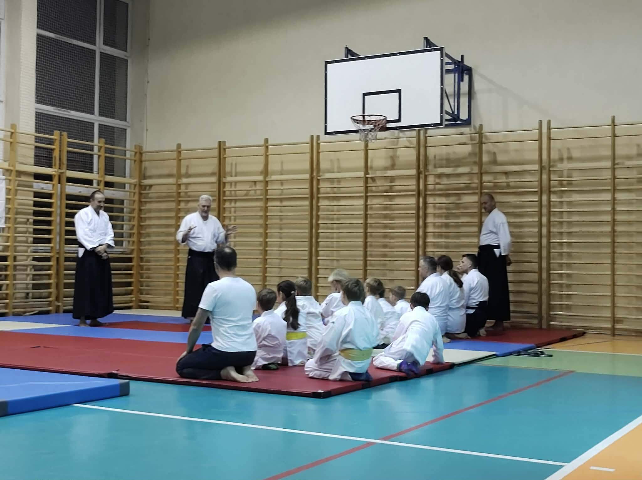 Grupa dziecięca podczas treningu aikido